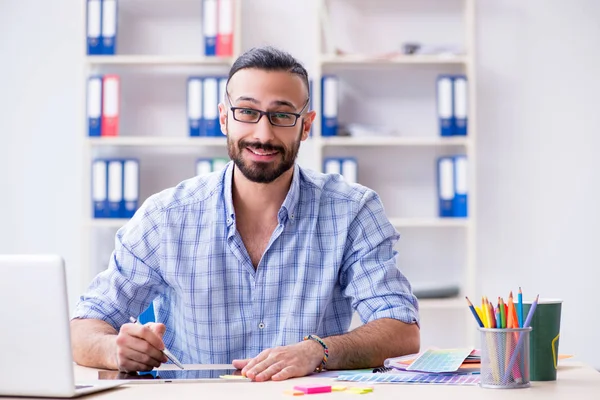 Jeune designer travaillant dans son atelier sur un nouveau projet — Photo