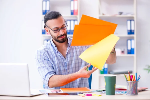 Joven diseñador trabajando en su estudio en un nuevo proyecto —  Fotos de Stock