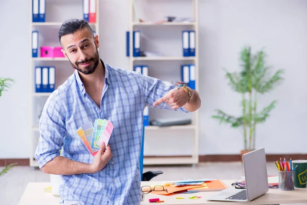 Ung designer som arbetar i sin studio på nytt projekt — Stockfoto