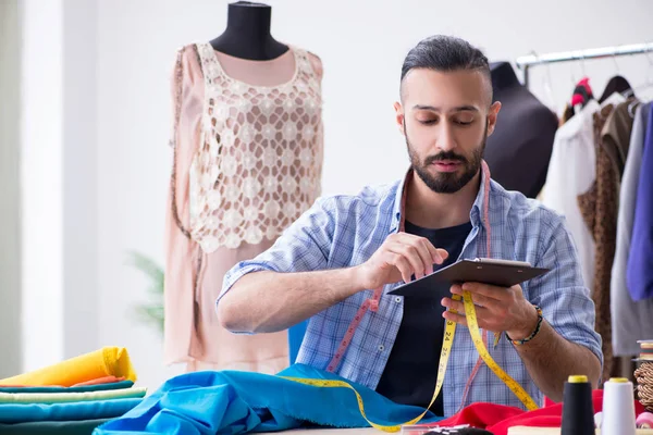 Schneidermeister arbeitet in der Werkstatt an neuen Entwürfen — Stockfoto