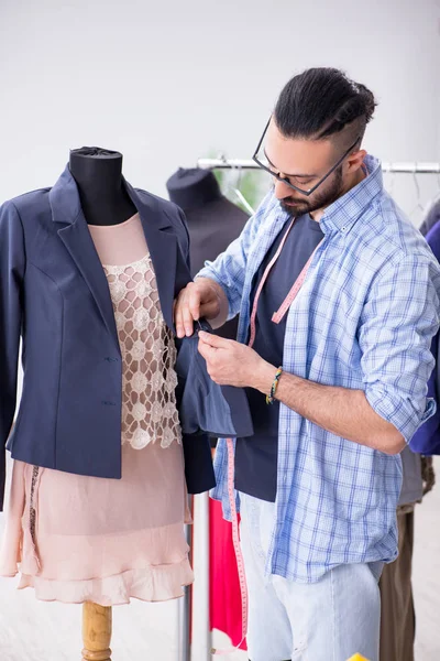 Tailleur masculin travaillant dans l'atelier sur les nouveaux modèles — Photo