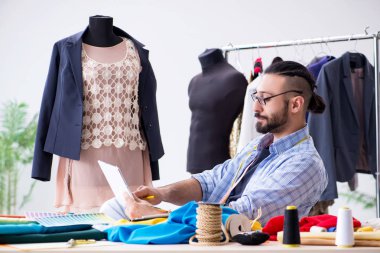 Yeni tasarımlar üzerinde çalışan erkek terzi.