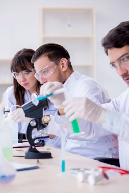 Laboratuvarda çalışan kimyagerler.
