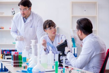 Laboratuvarda çalışan kimyagerler.