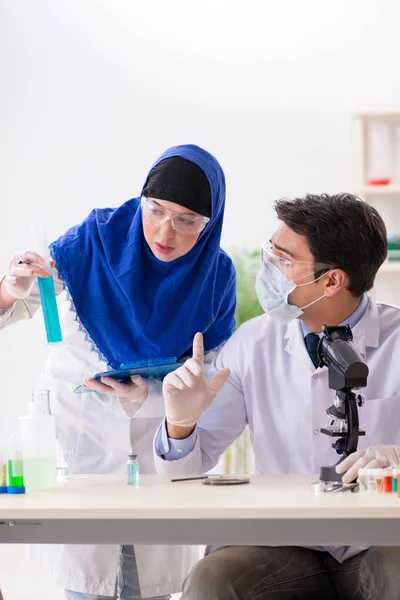 Zwei Chemiker im Labor — Stockfoto