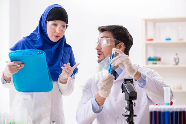 Zwei Chemiker im Labor — Stockfoto