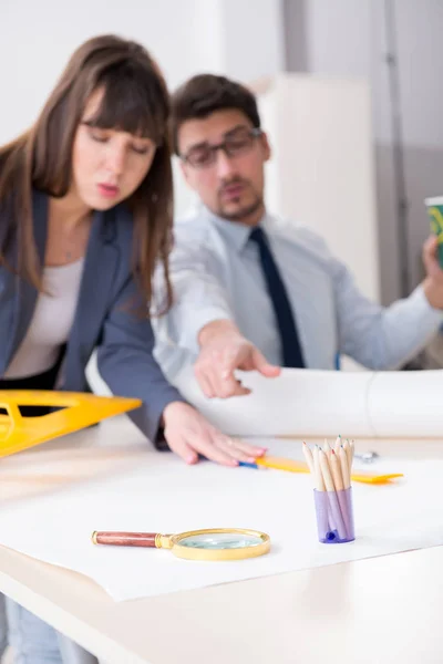 Ingenieure arbeiten an neuem Projekt — Stockfoto