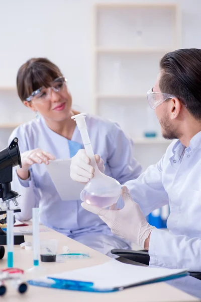 Team van chemici die in het lab werken — Stockfoto