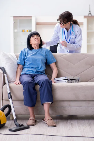 Νεαρή γιατρός επισκέπτεται ηλικιωμένη ώριμη γυναίκα για check-up — Φωτογραφία Αρχείου