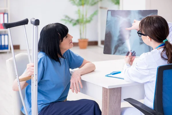 Dokter onderzoeken van oude volwassen vrouw na incident — Stockfoto