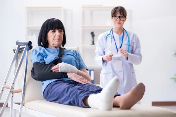 Medico esaminando vecchia donna matura dopo incidente — Foto Stock