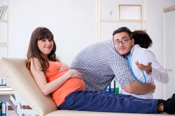 Pregnant Woman Her Husband Visiting Doctor Clinic — Stock Photo, Image