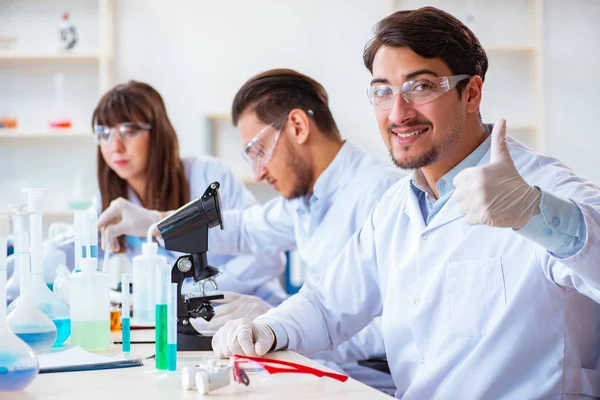 Team di chimici che lavorano in laboratorio — Foto Stock