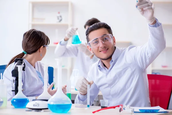 Equipo de químicos trabajando en el laboratorio —  Fotos de Stock