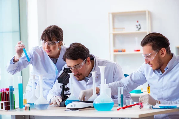 Laboratuvarda çalışan kimyagerler.