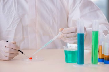 Laboratuvarda çalışan erkek kimyager.