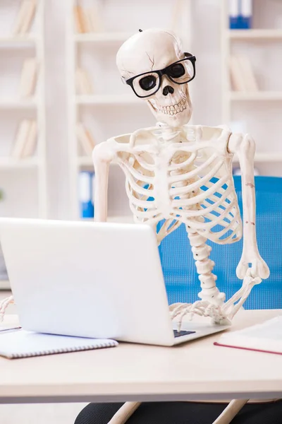 Zakenman van Skeleton op kantoor — Stockfoto