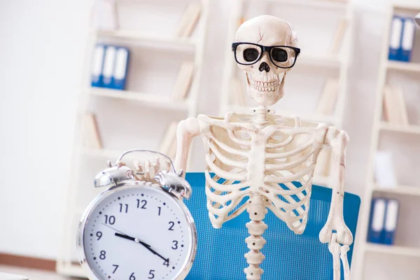 Hombre de negocios esqueleto que trabaja en la oficina —  Fotos de Stock