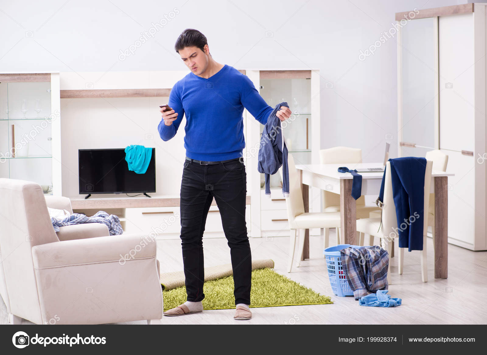 Joven recogiendo ropa sucia para lavar ropa: fotografía de stock Elnur_ #199928374