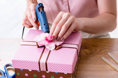 Özel durumlar için hediye kutusu dekore eden kadın.