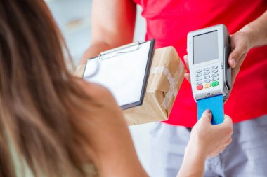 Paket teslimatı pos ve kredi kartıyla ödeniyor.