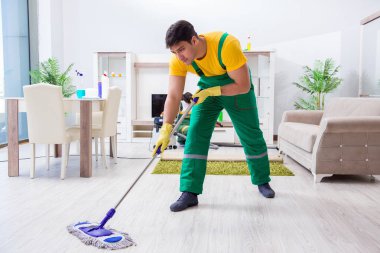 Evde çalışan profesyonel temizlik müteahhidi.