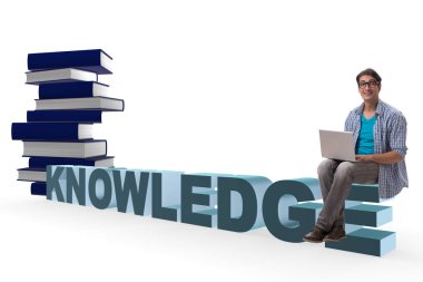 Dizüstü bilgisayar ve kitaplardan anlayan genç bir adam.