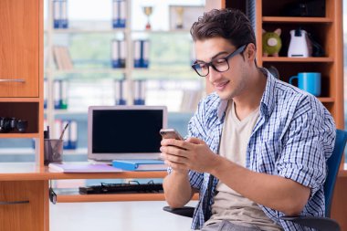 Öğrenci evde çalışıyor, sınava hazırlanıyor.