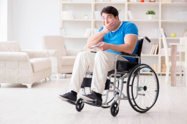 Televizyonda spor izleyen engelli adam