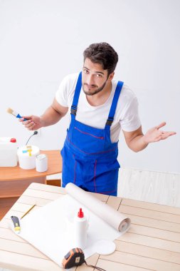 Tadilat sırasında duvar kâğıdı üzerinde çalışan işçiler