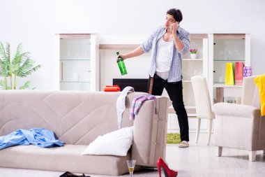 Ev partisinden sonra evde dağınık bir adam