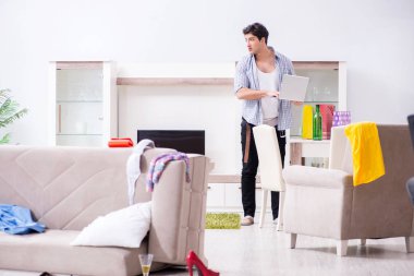 Ev partisinden sonra evde dağınık bir adam