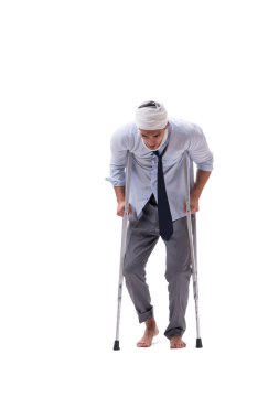 Beyaz arka plan üzerinde izole yaralı iş adamı