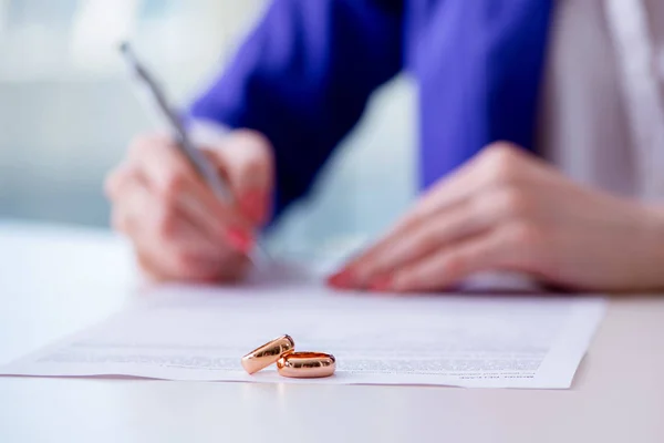 Mujer firmando acuerdo prenupcial en la corte — Foto de Stock