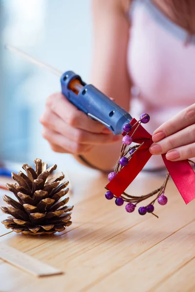 Mujer doiing DIY decoraciones festivas en casa — Foto de Stock