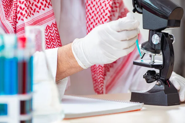 Químico árabe trabalhando no escritório do laboratório — Fotografia de Stock