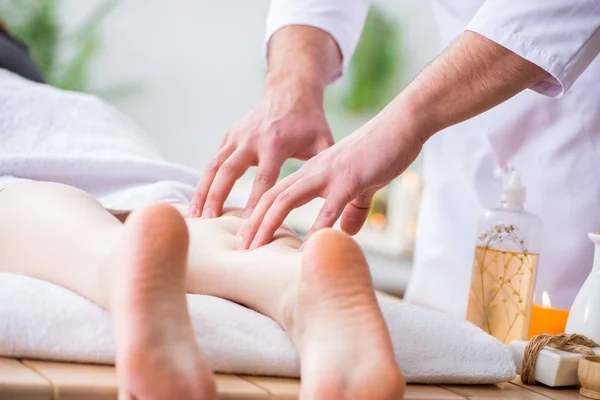 Massaggio Piedi Nella Spa Medica — Foto Stock