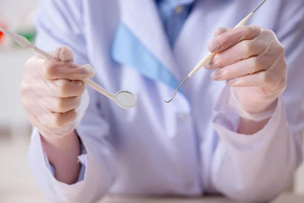 Dentista que pratica o trabalho no modelo de dente — Fotografia de Stock