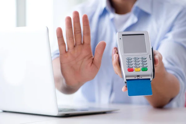 Man processing credit card transaction with POS terminal — Stock Photo, Image