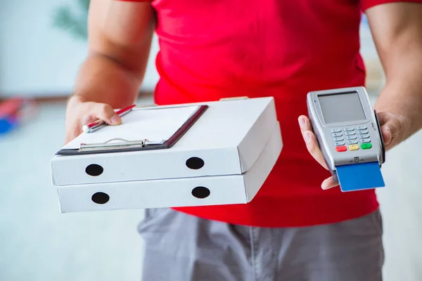 Pizzalieferung wird mit POS und Kreditkarte bezahlt — Stockfoto