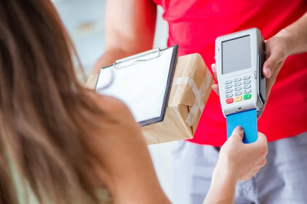 Entrega de encomendas sendo paga com pos e cartão de crédito — Fotografia de Stock