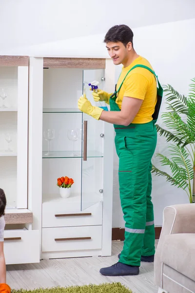 Profesjonalny wykonawca sprzątania pracujący w domu — Zdjęcie stockowe