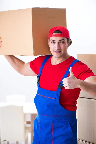 Vállalkozó munkavállaló költözés közben dobozokat szállít — Stock Fotó