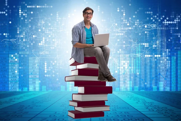 Fiatal férfi telelearning koncepció laptop és könyvek — Stock Fotó
