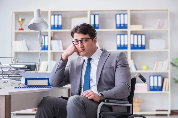 Behinderter Geschäftsmann arbeitet im Büro — Stockfoto