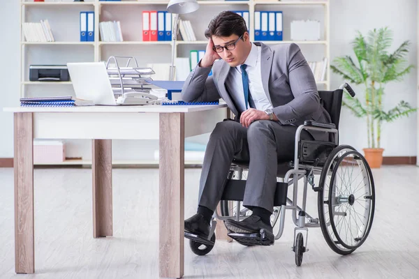 Empresário deficiente que trabalha no escritório — Fotografia de Stock