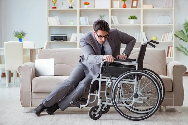 Uomo d'affari disabile sulla sedia a rotelle che lavora a casa — Foto Stock