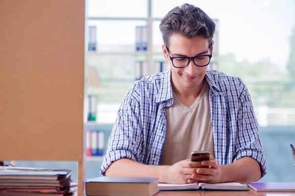 Öğrenci evde çalışıyor, sınava hazırlanıyor.