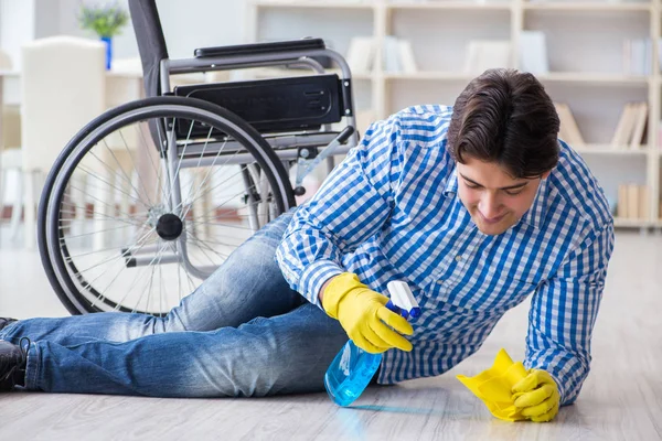 Tekerlekli sandalyedeki engelli adam evini temizliyor — Stok fotoğraf