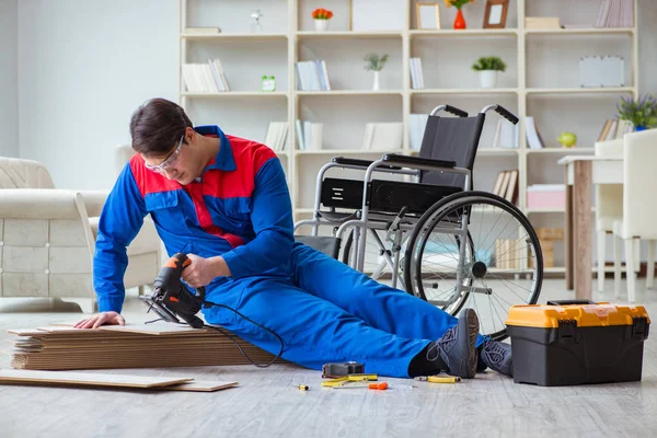 Uomo disabili posa laminato pavimento in ufficio — Foto Stock